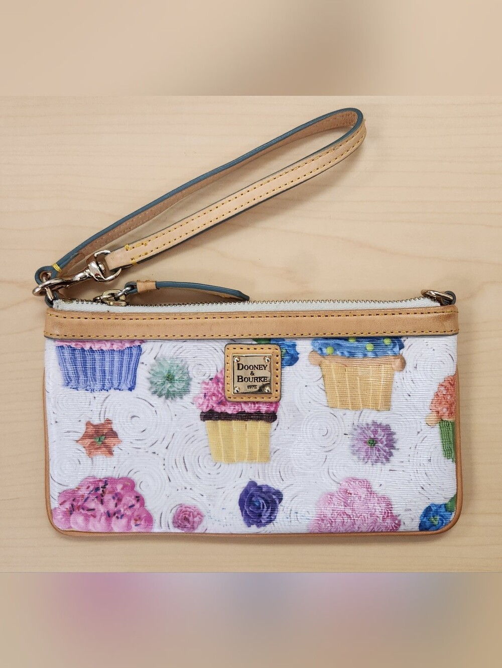 Dooney & Bourke Vintage Y2K White Pastel Cupcakes Floral Zip Wristlet Wallet